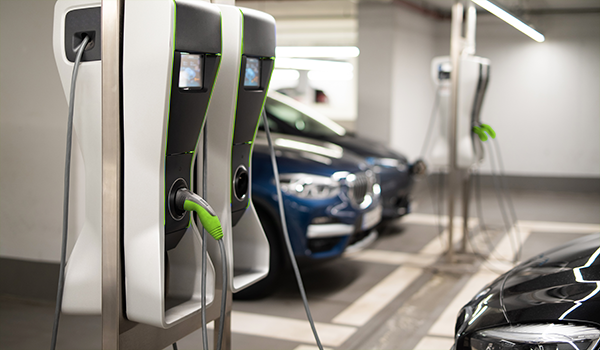 E-Ladesäulen in einer Tiefgarage, bereit für die Nutzung von Ökostrom für Elektrofahrzeuge.
