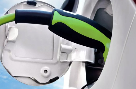 Elektroauto-Ladestecker, bereit zum Laden, symbolisiert wichtige Infrastrukturfragen für Hausverwalter.