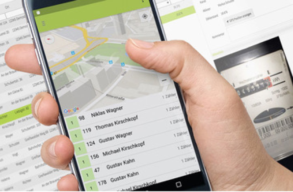 Hand hält ein Smartphone mit einer Kartenansicht, daneben Tabellen und Diagramme zur Verwaltung von Ökostrom für WEGs.
