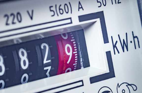 Detailansicht eines digitalen Stromzählers, wichtig für die Smart-Meter-Pflicht in der Immobilienverwaltung.