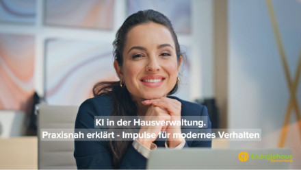 Frau lächelt am Schreibtisch, während sie über KI in der Hausverwaltung informiert.