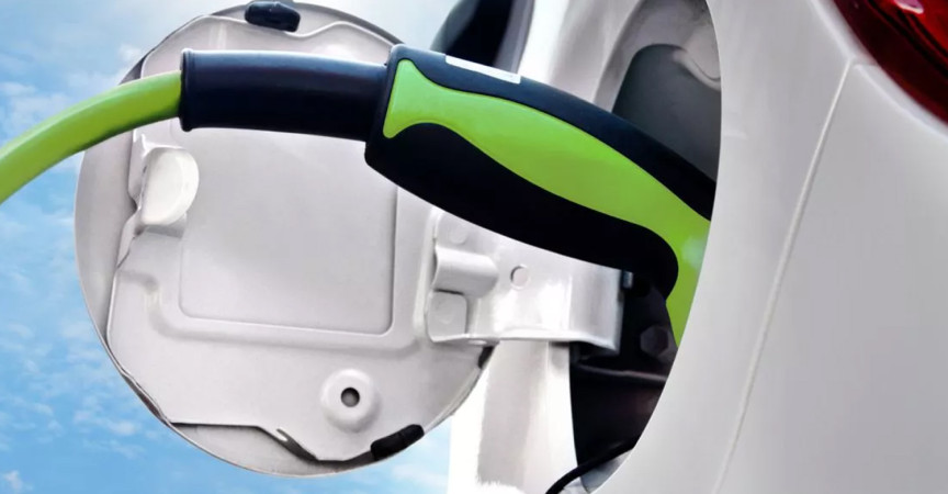 Elektroauto-Ladestecker, bereit zum Laden, symbolisiert wichtige Infrastrukturfragen für Hausverwalter.